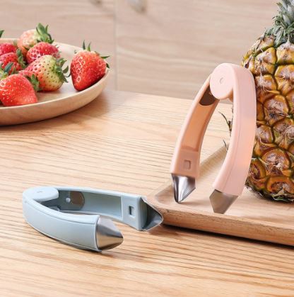 Handige aardbeienontkroner en fruitontpitter in actie. Maak moeiteloos fruit schoon voor salades.