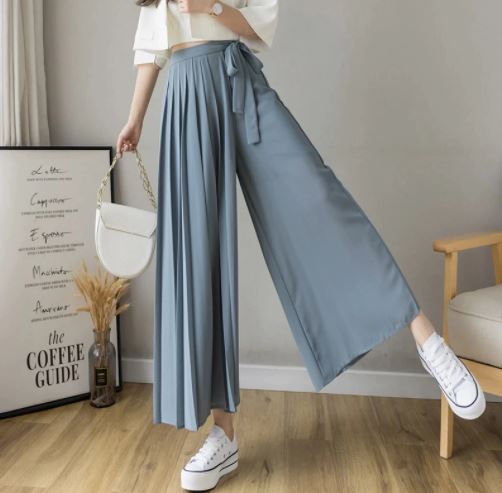 Elegante damesbroek met geplooide stof en hoge taille, ideaal voor casual zomerse dagen.