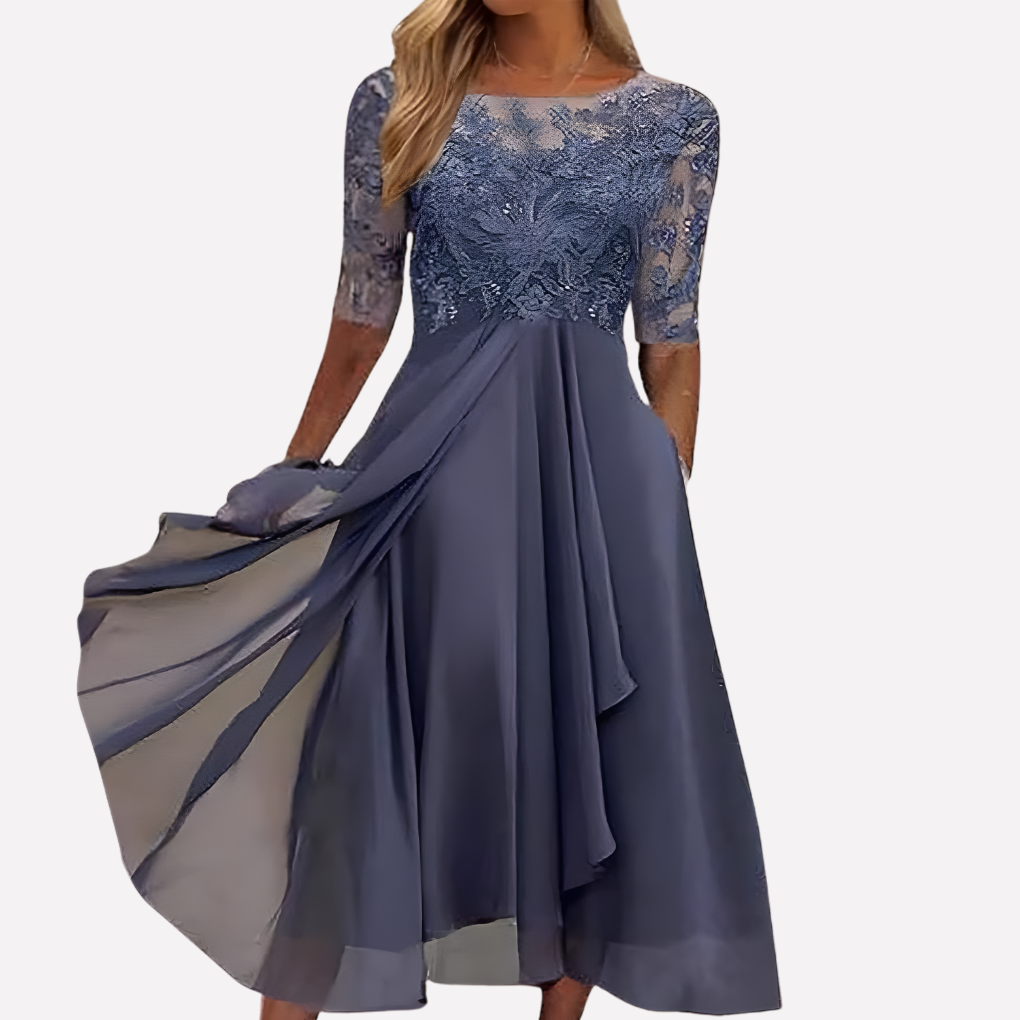Lange galajurk voor dames, gemaakt van soepel chiffon en gedetailleerd met prachtig bloemenkant.