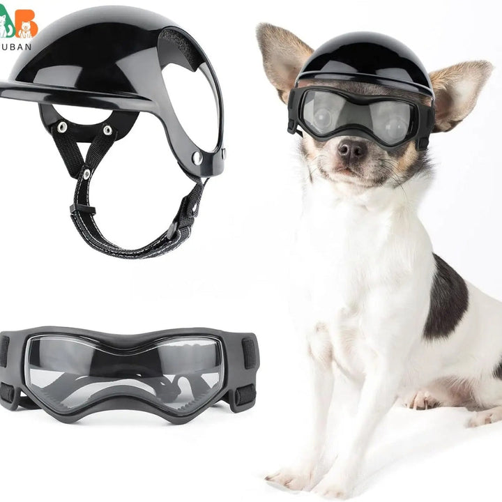 Rode RiderPaw hondenhelm en bril voor veilige motorritten. Essentiële bescherming voor honden tijdens reizen.