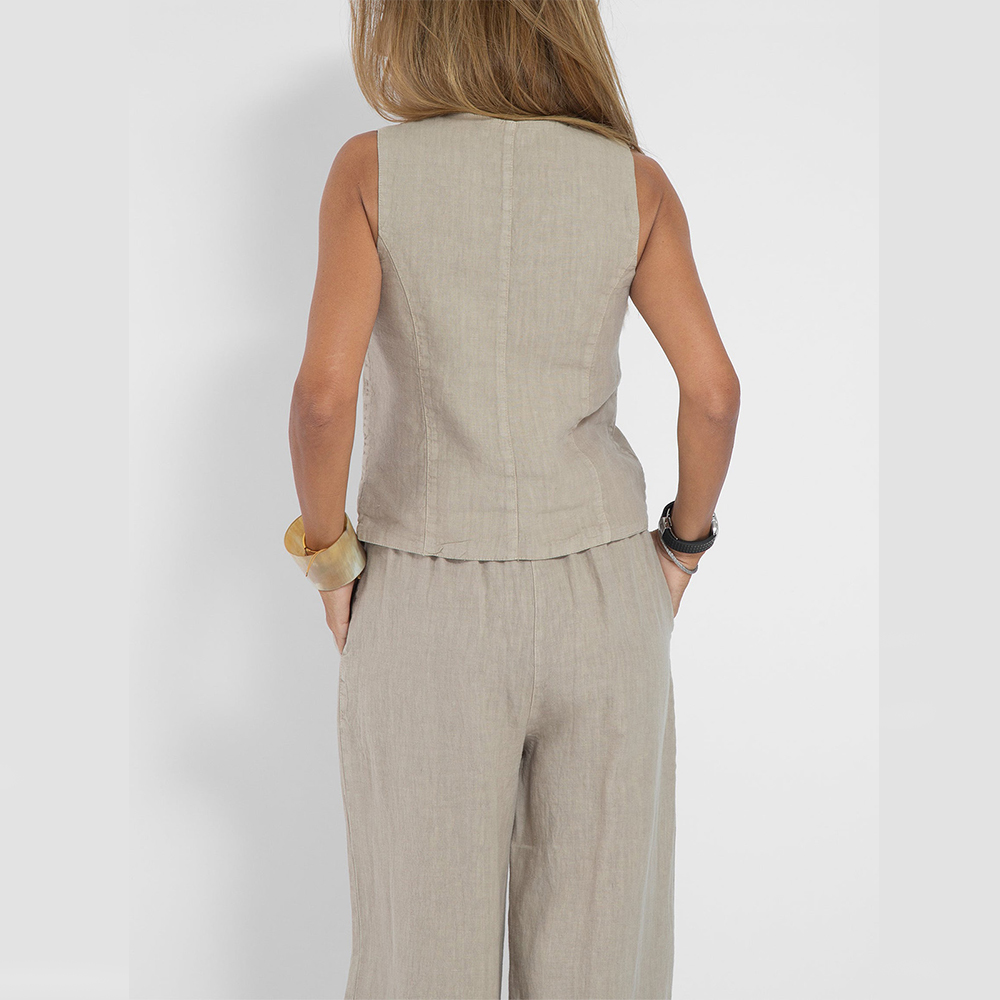 Comfortabele dames zomer set van ademend katoen linnen. Ideaal mouwloos vest en wijde broek voor warm weer.