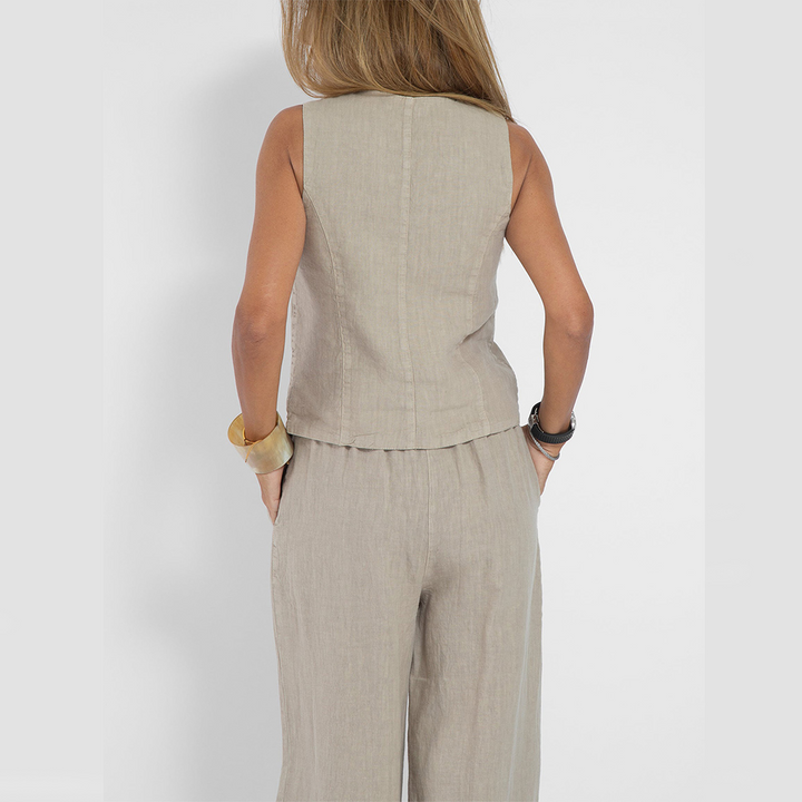 Comfortabele dames zomer set van ademend katoen linnen. Ideaal mouwloos vest en wijde broek voor warm weer.