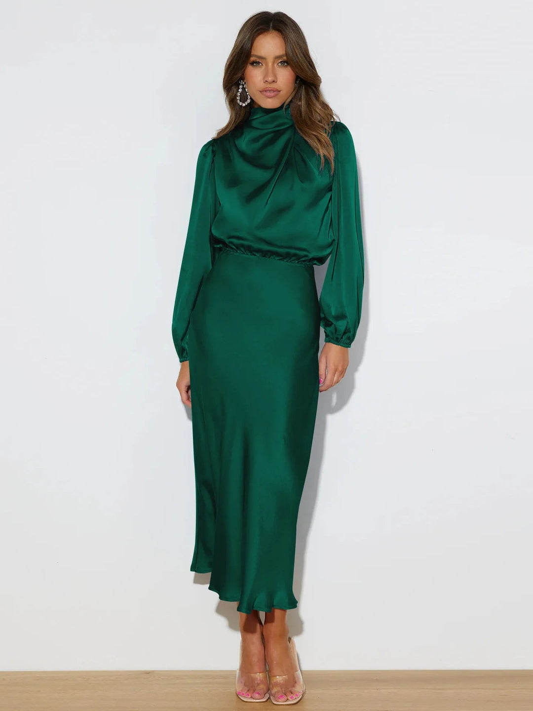 Glanzende satijnen galajurk voor dames met een elegante A-lijn pasvorm, perfect voor een chique avond of feest.