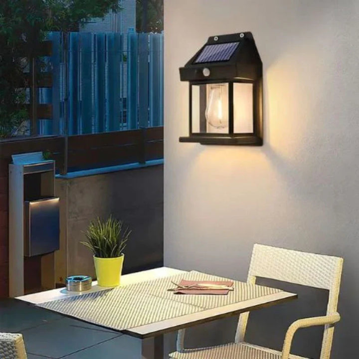 Decoratieve Solaris wandlamp met zonne-energie, perfect voor duurzame tuinverlichting en sfeervolle buitenlamp.