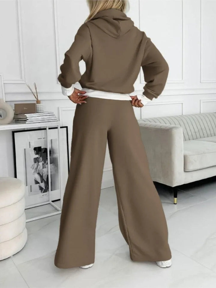 Stijlvolle moderne dames jogging set met hoodie en wijde pijpen, een elegante casual outfit.