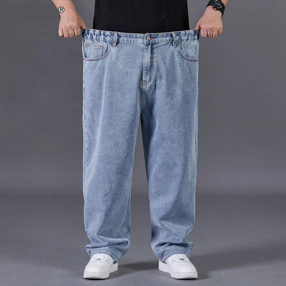 Detail van de taille en knoop van heren grote maten jeans met wijde pijpen. Vintage stijl denim broek.