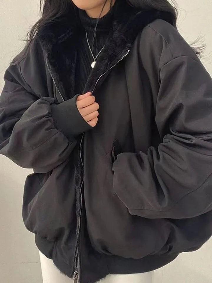 Trendy dames winterjas Jara, omkeerbaar en oversized. Ideaal voor een casual, warme winterlook.