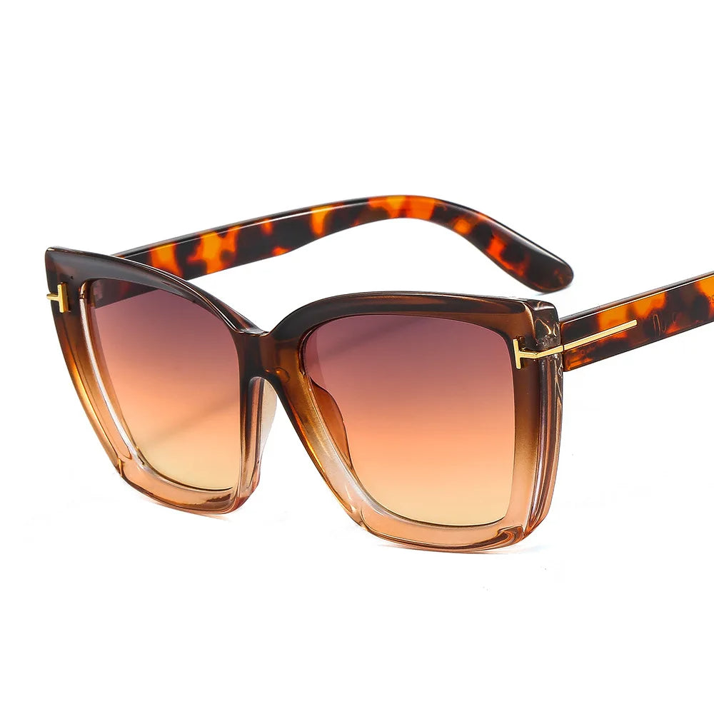 Modieuze cat-eye zonnebril voor dames, met stijlvol montuur en gradiënt glazen, perfect als mode accessoire.