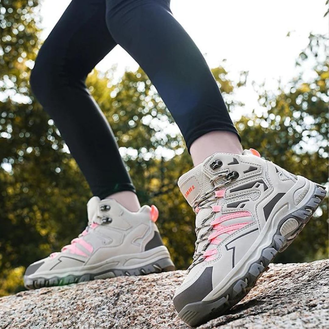 Close-up van het duurzame bovenwerk van waterdichte dames trekkingschoenen.