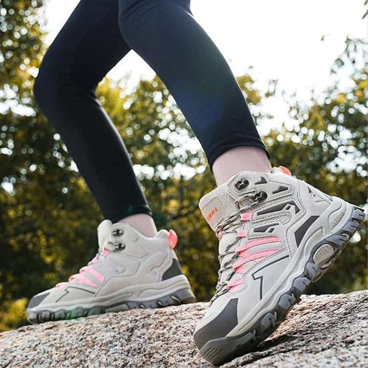 Close-up van het duurzame bovenwerk van waterdichte dames trekkingschoenen.