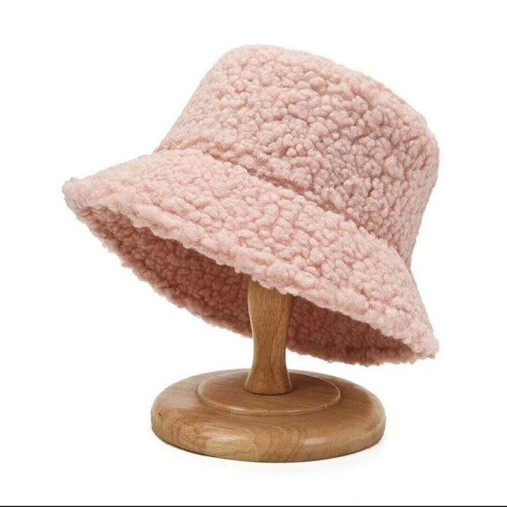Stijlvolle dames teddy bucket hat, modieus winter accessoire voor een trendy look.