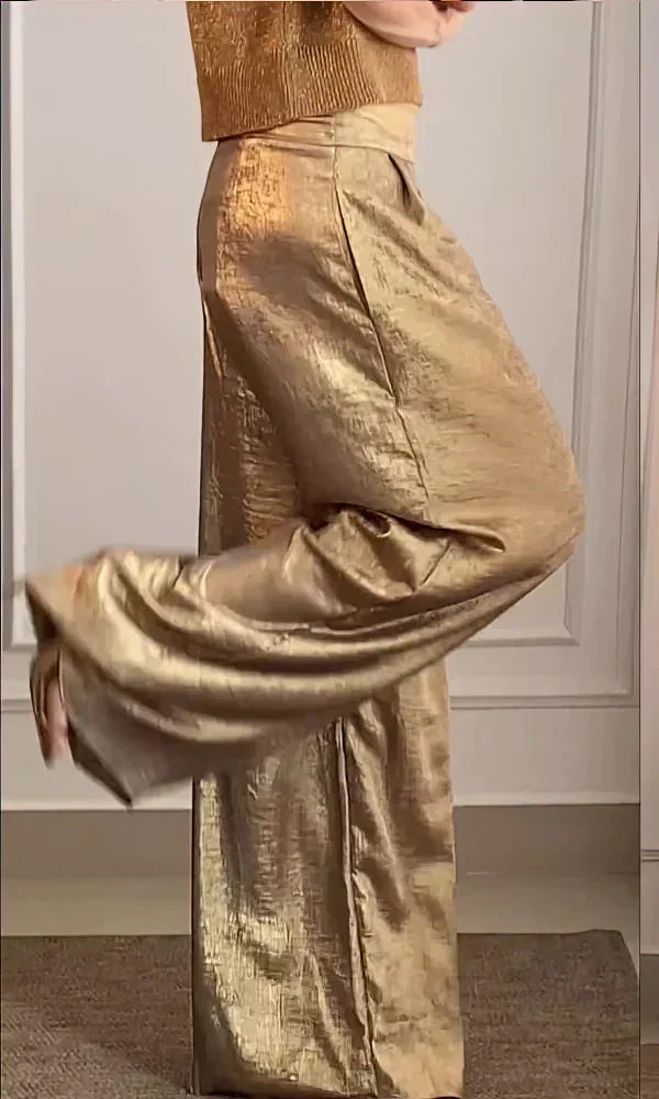 Elegante gouden tweedelige dames set van satijn. Chic en modieus voor zomerse dagen of feestjes.