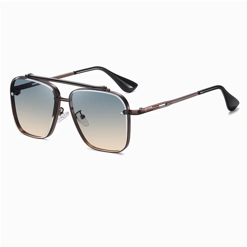 Stijlvolle heren zonnebril met groot metalen montuur en moderne glazen met subtiel kleurverloop. Trendy eyewear.