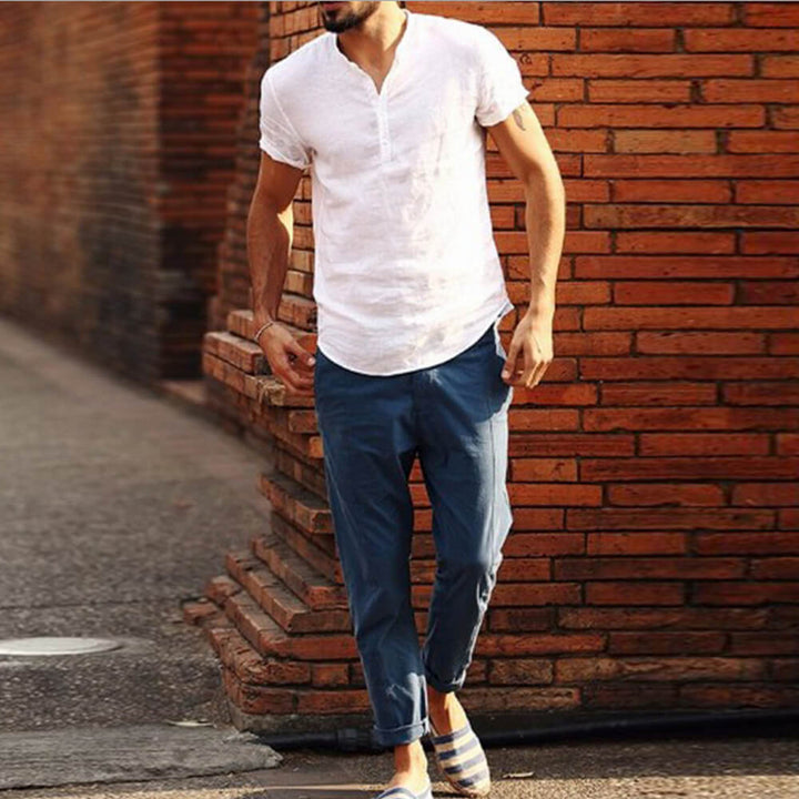 Lichtblauw heren strandshirt korte mouw. Ademend en licht linnen shirt, ideaal voor zomerse dagen aan het water.