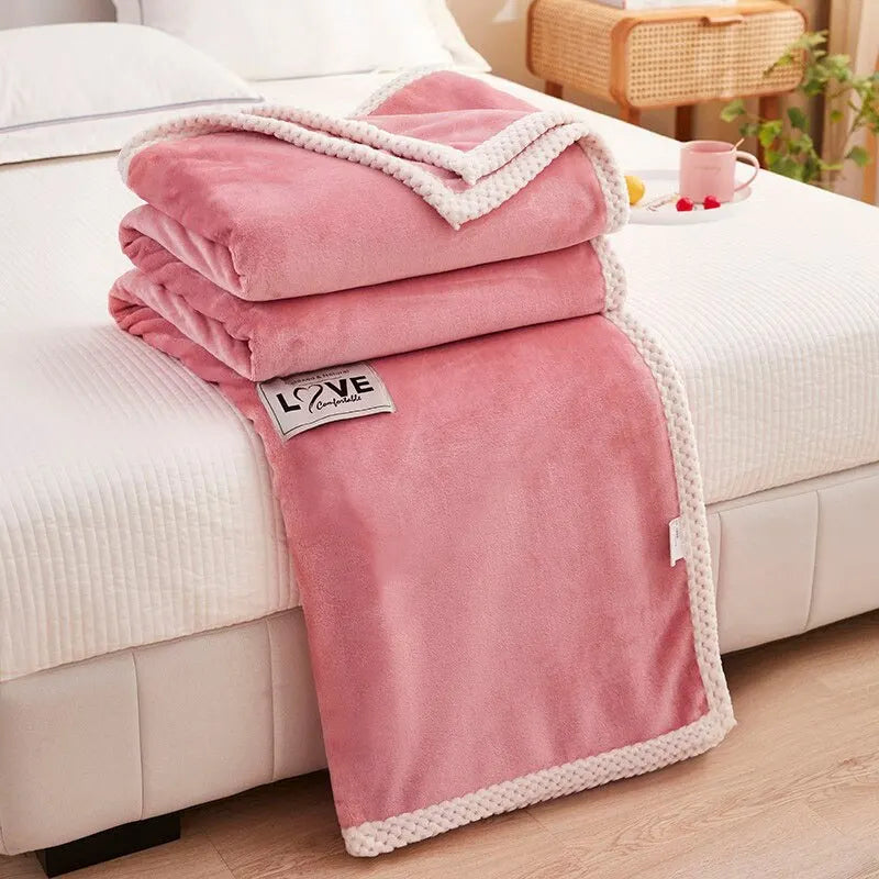 Zachte roze fleece deken van flanel, perfect als bankdeken of woondeken voor extra warmte en interieurdecoratie.