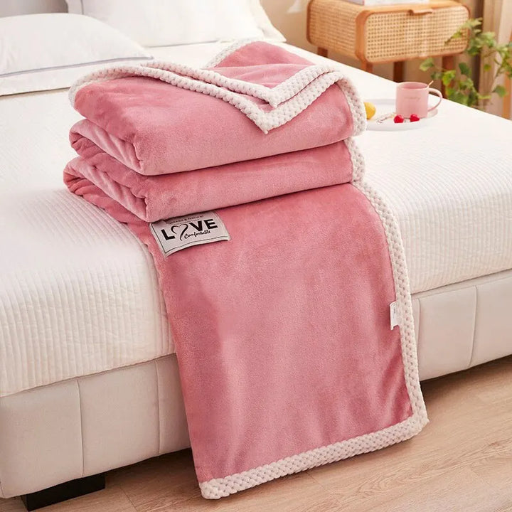 Zachte roze fleece deken van flanel, perfect als bankdeken of woondeken voor extra warmte en interieurdecoratie.