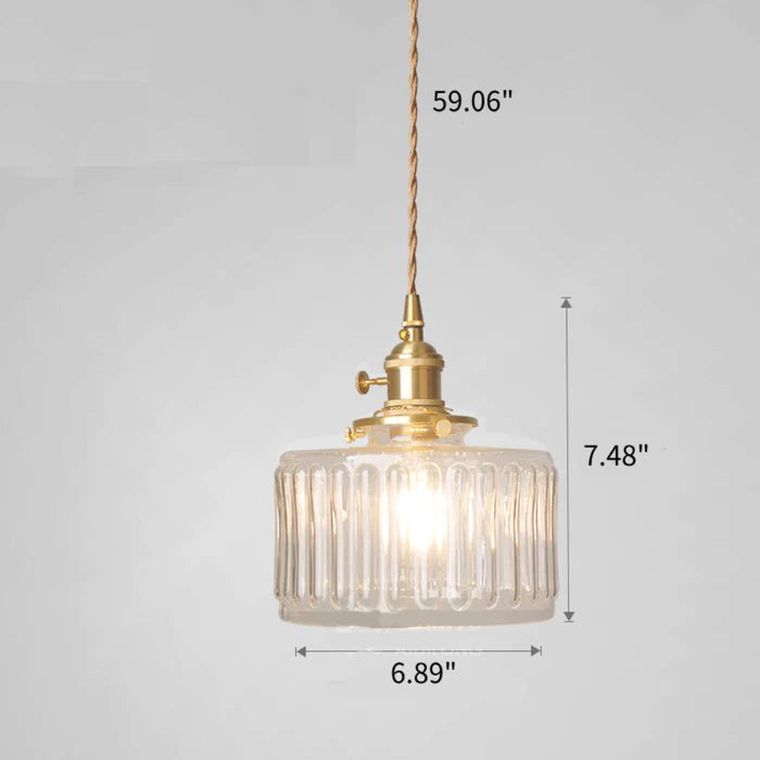 Gedetailleerde foto van de Harrison vintage kristallen hanglamp in een woonkamer setting.
