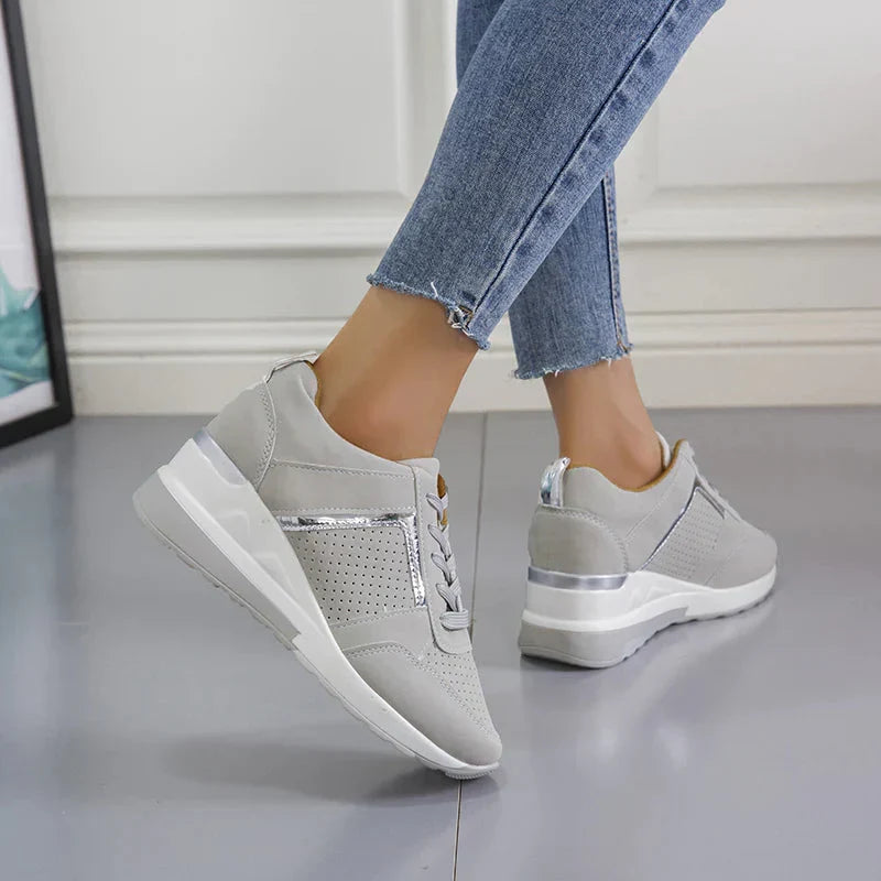 Ademende stof van Hoymans dames Air sneakers houdt voeten koel en droog.