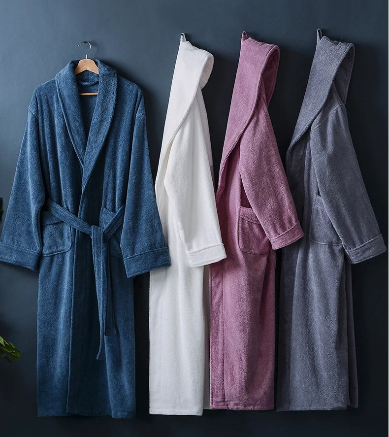 De luxueuze stof van deze extra lange heren badjas garandeert maximaal comfort en warmte.