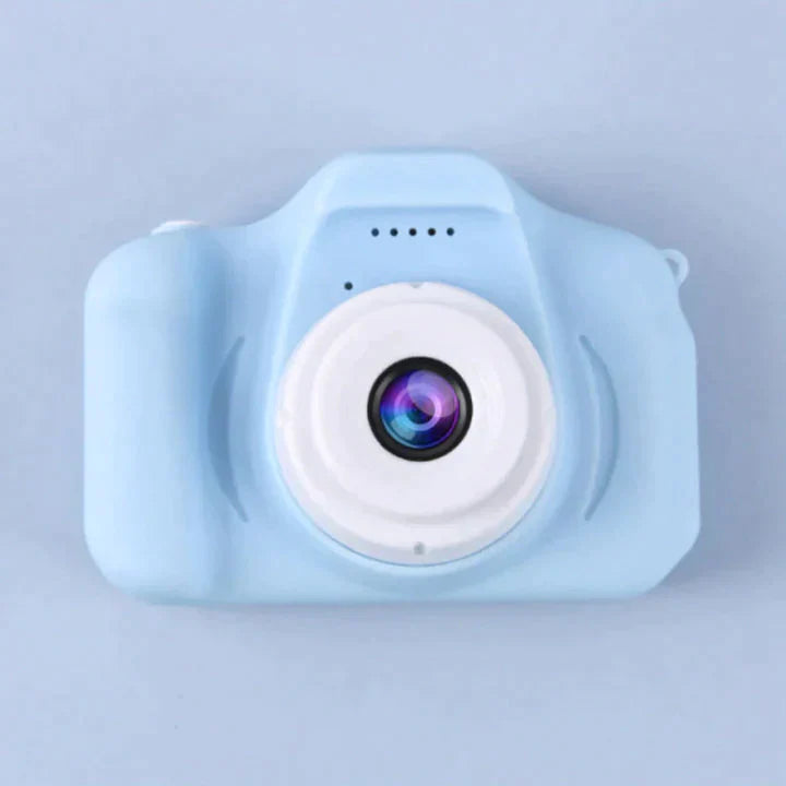 Gedetailleerde close-up van compacte digitale retro camera, met vintage design en moderne functionaliteit.