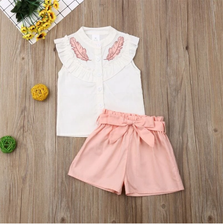 Vrolijke kinderoutfit: witte feather zomerset met roze accenten. Perfecte lentekleding voor speelse meisjes.