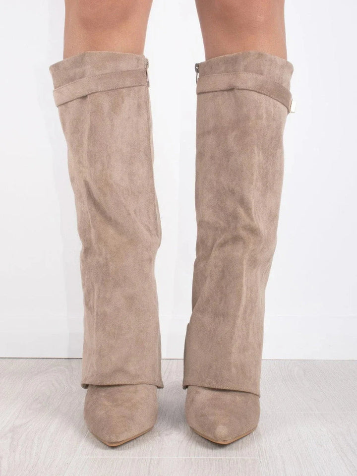 Elegante hoge dameslaarzen, bruin van kleur, met een stijlvolle schacht. Ideale herfstlaarzen.