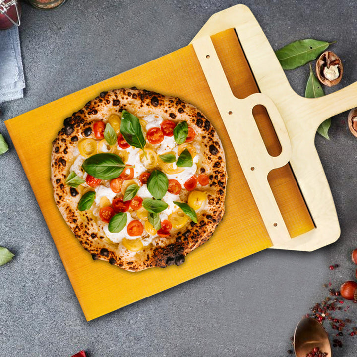 Robuuste berkenhouten pizzaschep, voorzien van een praktisch schuifmechanisme voor elke pizza liefhebber.