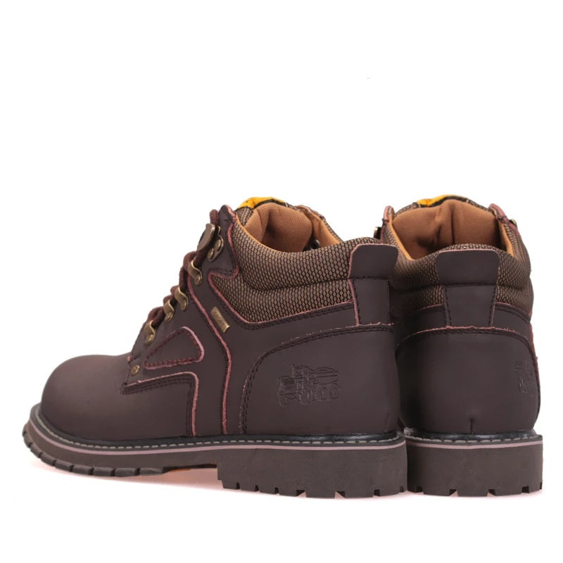 Close-up van het warme, waterdichte bovenwerk van modieuze heren wintersneakers in retro stijl.