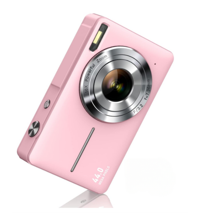 Draagbare retro digitale camera in hand, toont hoe compact en gebruiksvriendelijk deze is.
