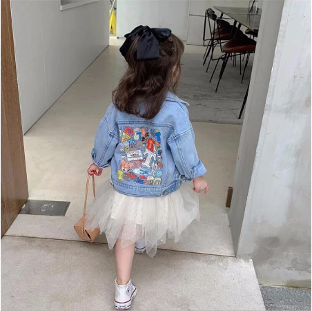 Trendy kinder spijkerjasje, perfect voor speelse dagen. Duurzame denimlook buitenjas voor jongens en meisjes.