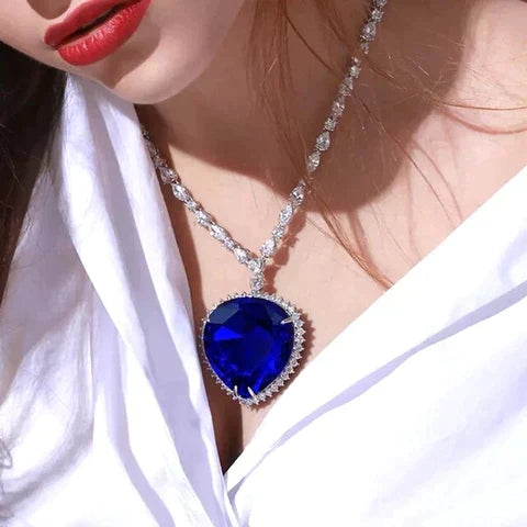 Verzilverde damesketting met levendig blauw kristal hart en schitterende zirkonia, een modieus statement.