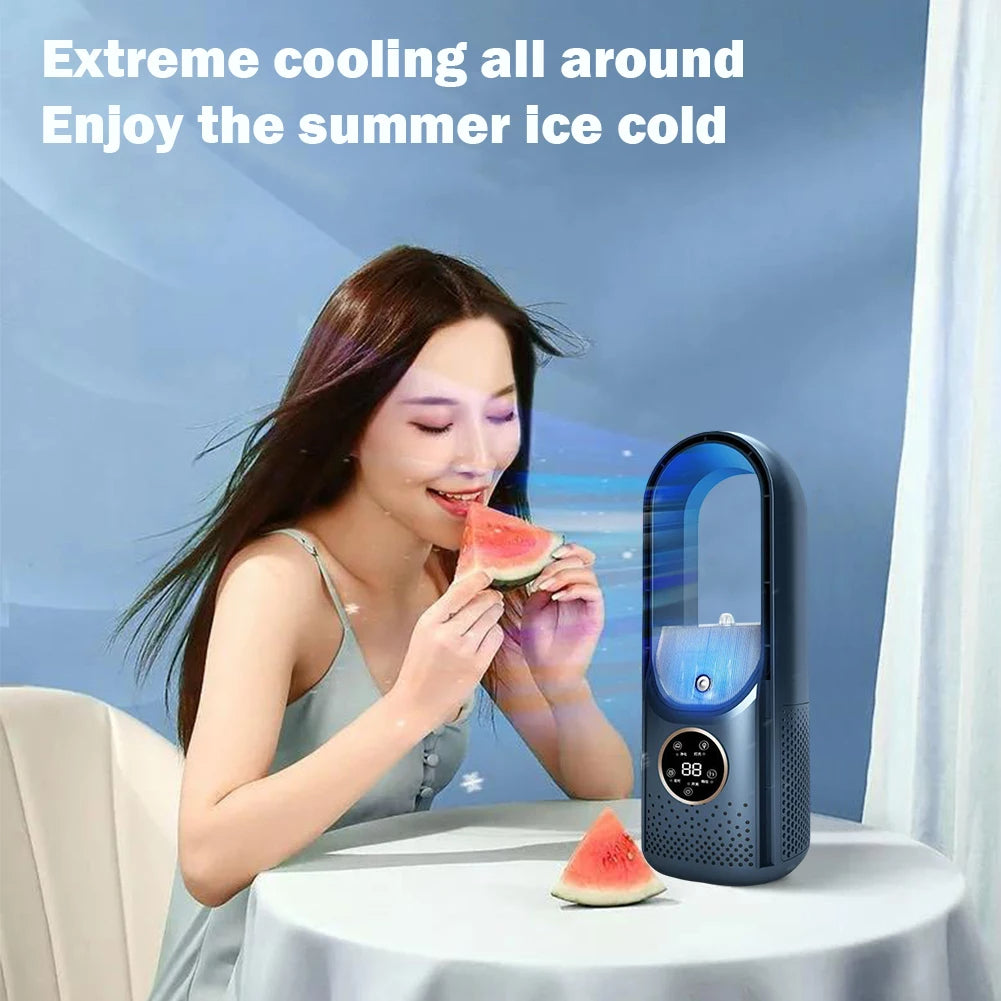 Compacte USB-aangedreven persoonlijke airco op een bureau voor stille verkoeling tijdens werk of studie.