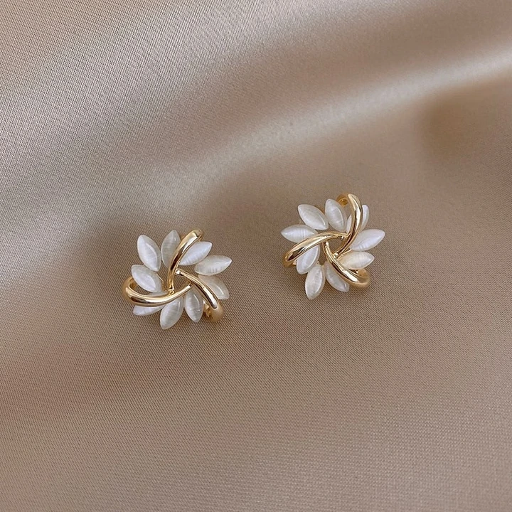 Stijlvolle dames opaal oorknopjes. Vergulde bloem sieraden, perfect elegant accessoire of cadeau.
