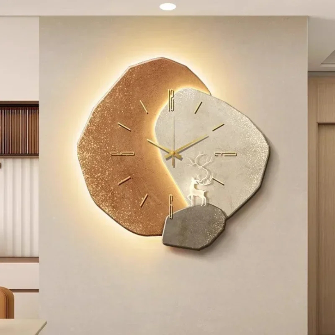 Houten wandklok LunaWood met zacht LED-licht, stil en elegant. Perfecte woondecoratie voor modern interieur.