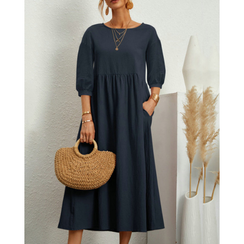 Elegante dames zomerjurk met smockdetail en luchtige midi-lengte, ideaal voor warme lentedagen en zomeravonden.