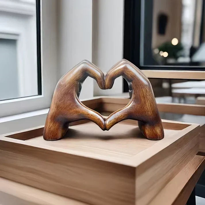 Puur handgemaakt houten hart als decoratief liefdessymbool; een eenvoudige, betekenisvolle interieurdecoratie.