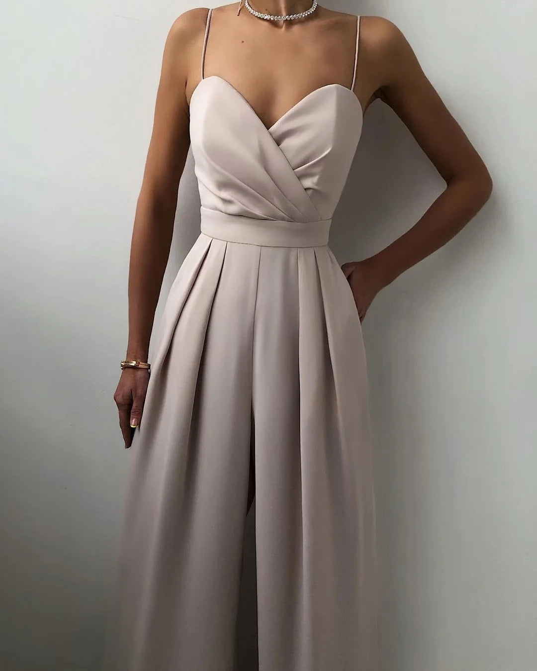 Comfortabele mouwloze dames jumpsuit met elegante v-hals en wijde pijpen; ideaal voor ontspanning.