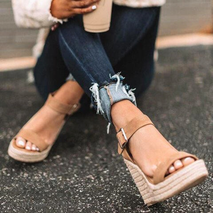 Stijlvolle zwarte dames sandalen met t-band, stabiele sleehak en plateau, perfect voor zomerse mode.