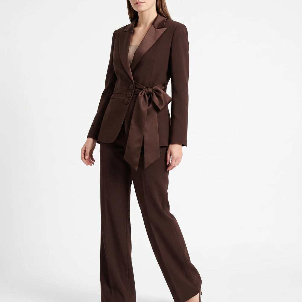 Wit tweedelig damespak, ideaal als zakelijk broekpak; creëer een chique, professionele look voor kantoor.