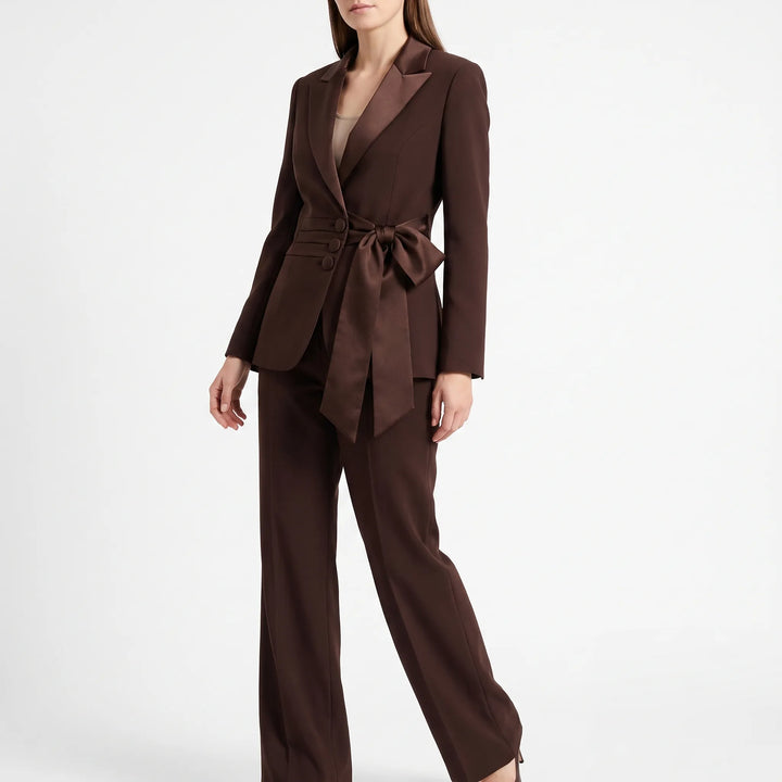 Wit tweedelig damespak, ideaal als zakelijk broekpak; creëer een chique, professionele look voor kantoor.