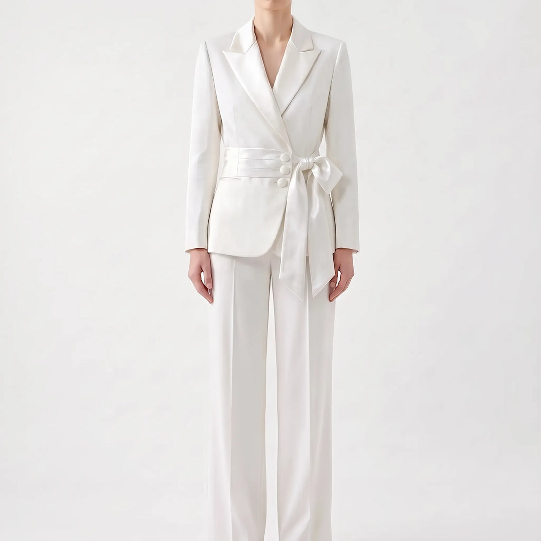 Modern en comfortabel dames broekpak, tweedelig, voor een formele zakelijke look of kantooroutfit.