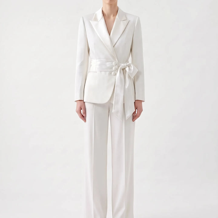 Modern en comfortabel dames broekpak, tweedelig, voor een formele zakelijke look of kantooroutfit.