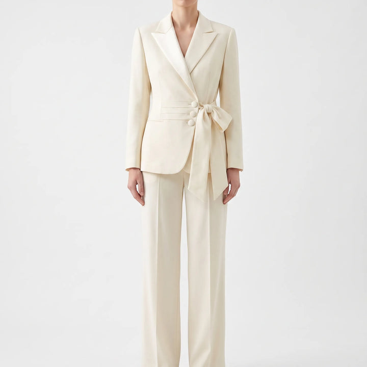 Chique wit tweedelig dames zakelijk pak (broekpak), comfortabel en elegant voor een professionele setting.
