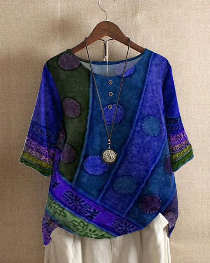 Vrouwelijke lenteblouse met opvallende vintage boho print, losvallend model voor ultiem comfort en stijl.