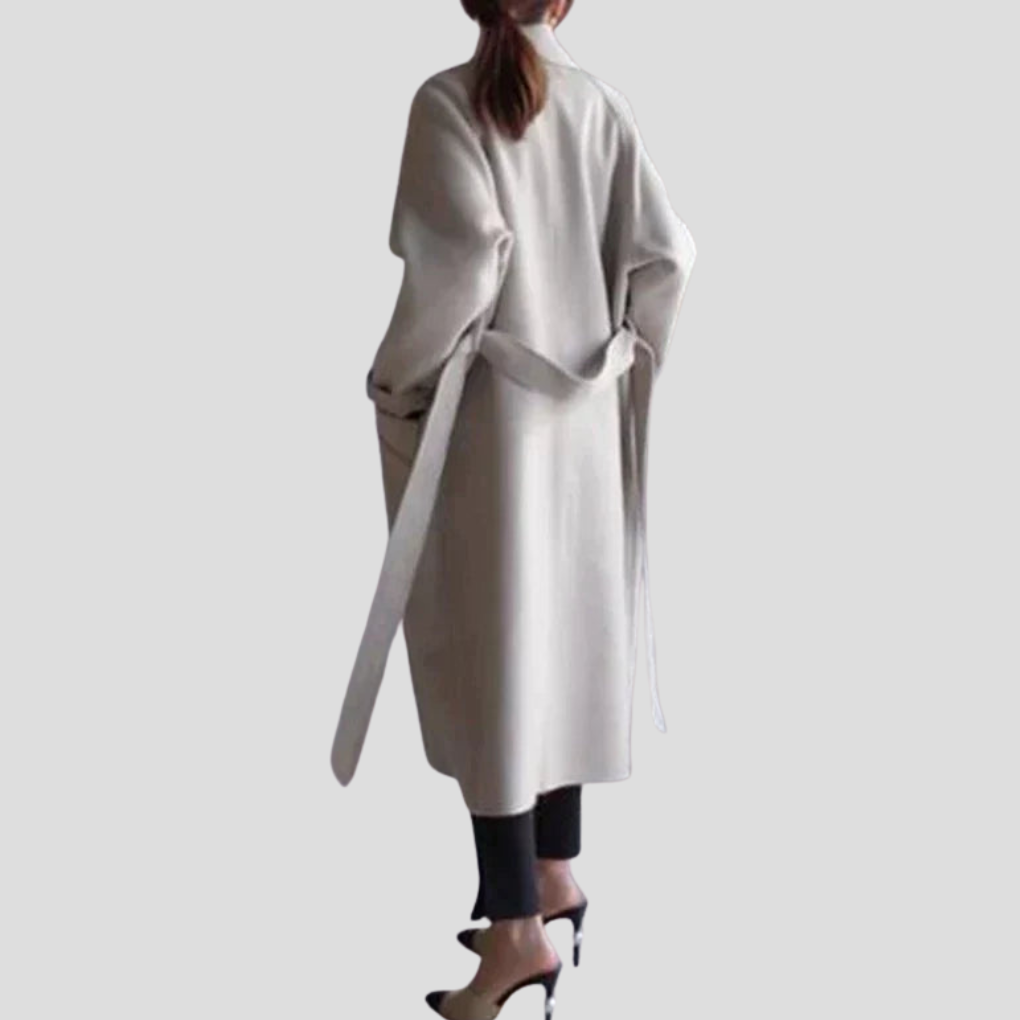 Tijdloze lange dames fashion jas van warme wolmix met elegante knoopsluiting en stijlvolle hoge kraag.