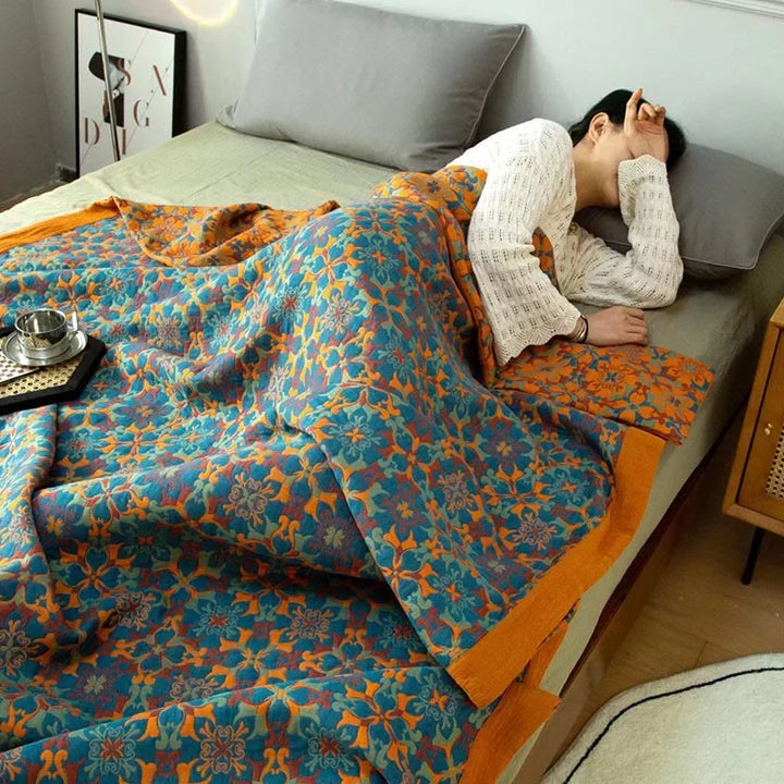 Luxe katoenen quilt met blauw Florencia patroon. Ideaal beddengoed voor comfort en slaapkamerdecoratie.
