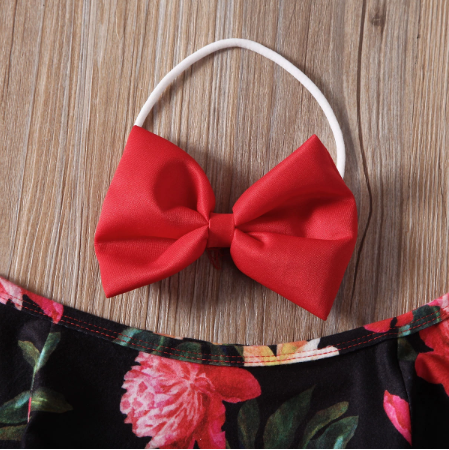 Vrolijke bloemenjurk voor baby meisjes. Prachtige zomerjurk voor speciale gelegenheden of dagelijks gebruik. Baby mode.