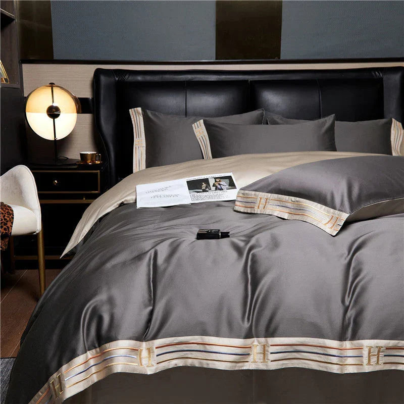 Hoogwaardig satijnen beddengoedset voor luxe slaapkamercomfort; zijdezacht gevoel.