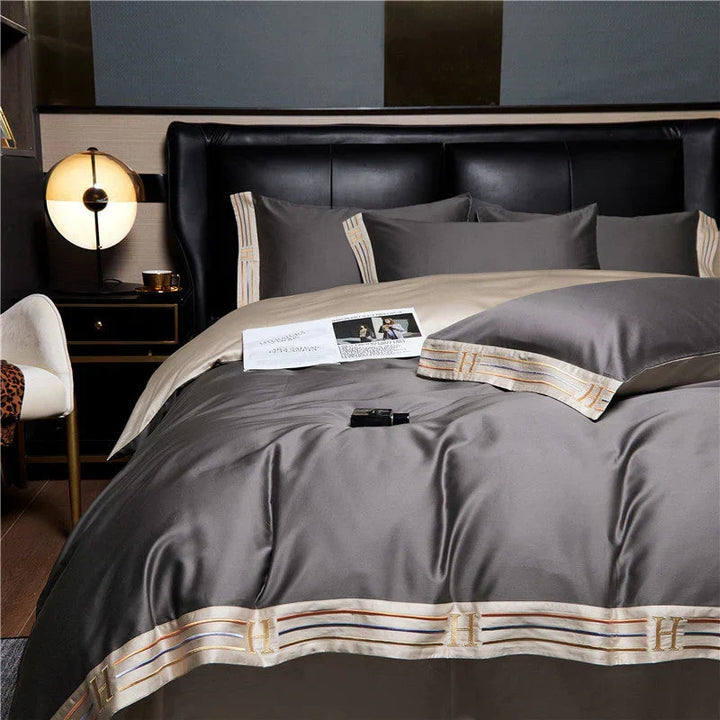 Hoogwaardig satijnen beddengoedset voor luxe slaapkamercomfort; zijdezacht gevoel.