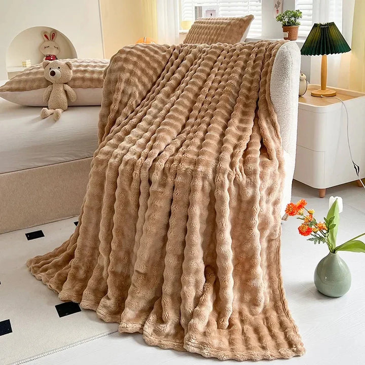 Zachte BubbleNest fleece deken met unieke bubbeltextuur. Ideaal als warme sprei of woondeken voor interieur.